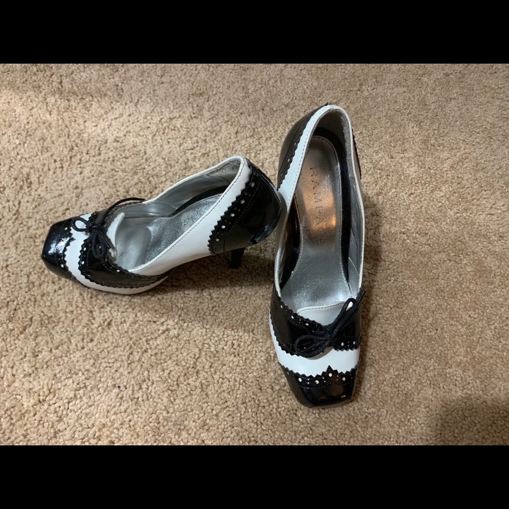 Size 7 - Spectator pumps by Rampage